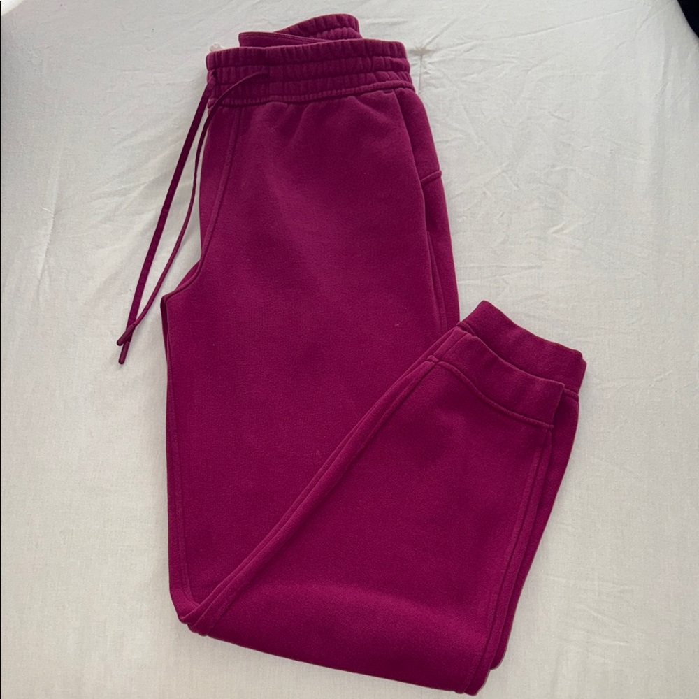 lululemon athletica Scuba Joggers in Berry Plum